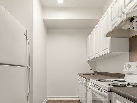 3rd image of 321 W 54th St APT 109
