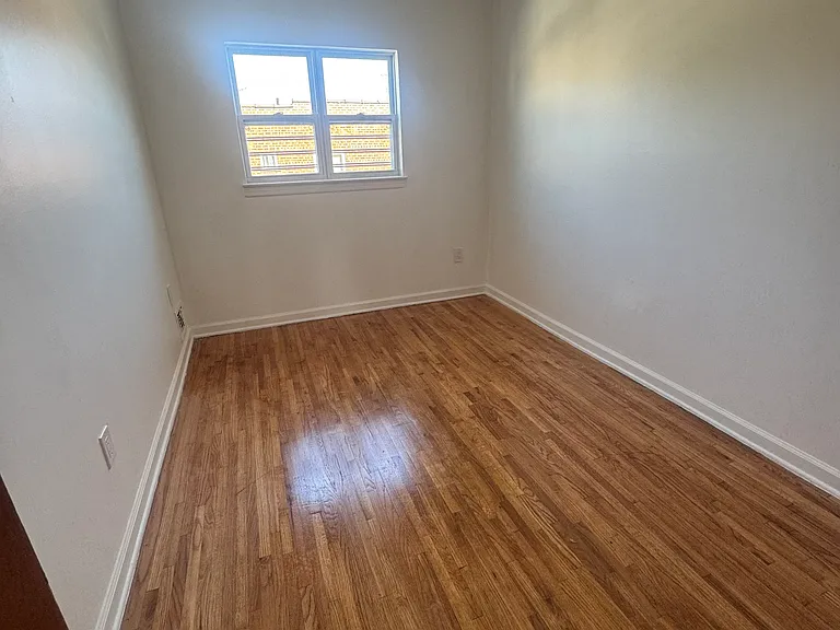 Randall Ave — Photo 11