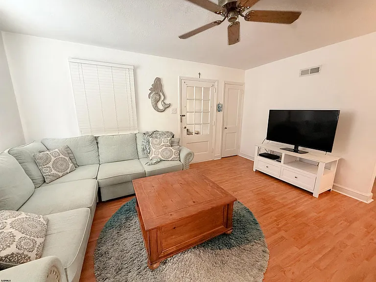 223 N Wyoming Ave #2027 — Photo 8