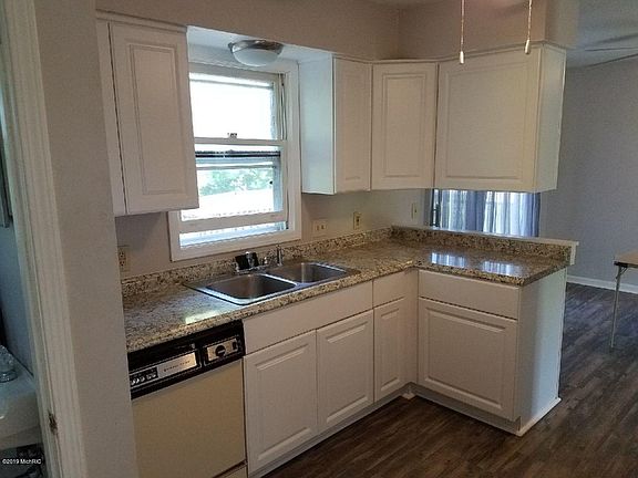 4th image of 311 Pine St NE