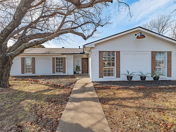 2nd image of 807 Spanish Trail Dr