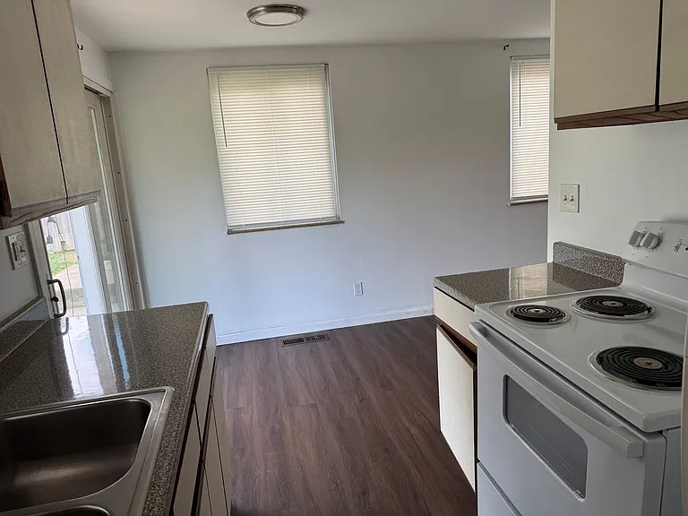 4942-4944 Beacon Hill Ct — Photo 7