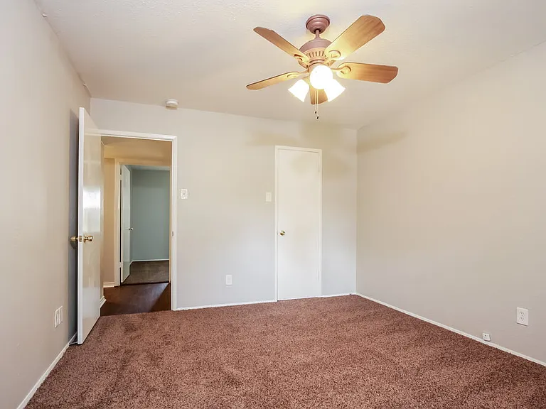 1050 Brownwood Dr — Photo 9