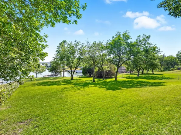 80 Bayside Cir, Gainesville, TX 76240