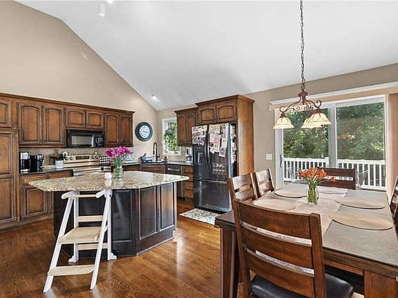 5th image of 405 SW Gentry Ln