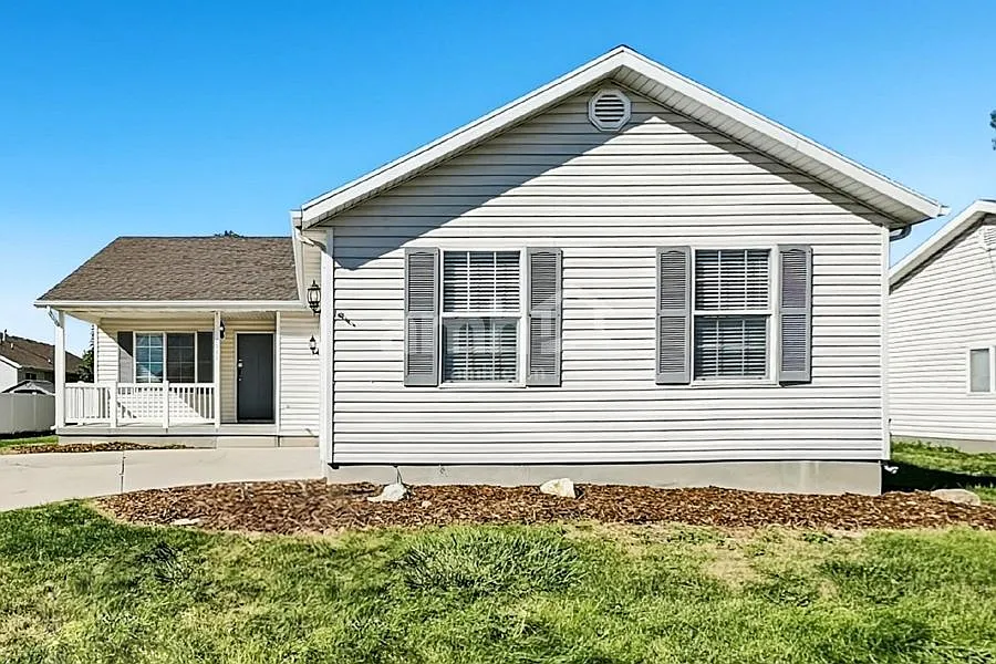 5 bed, 3.0 bath, 2540 sqft, $2,280 — Photo 1