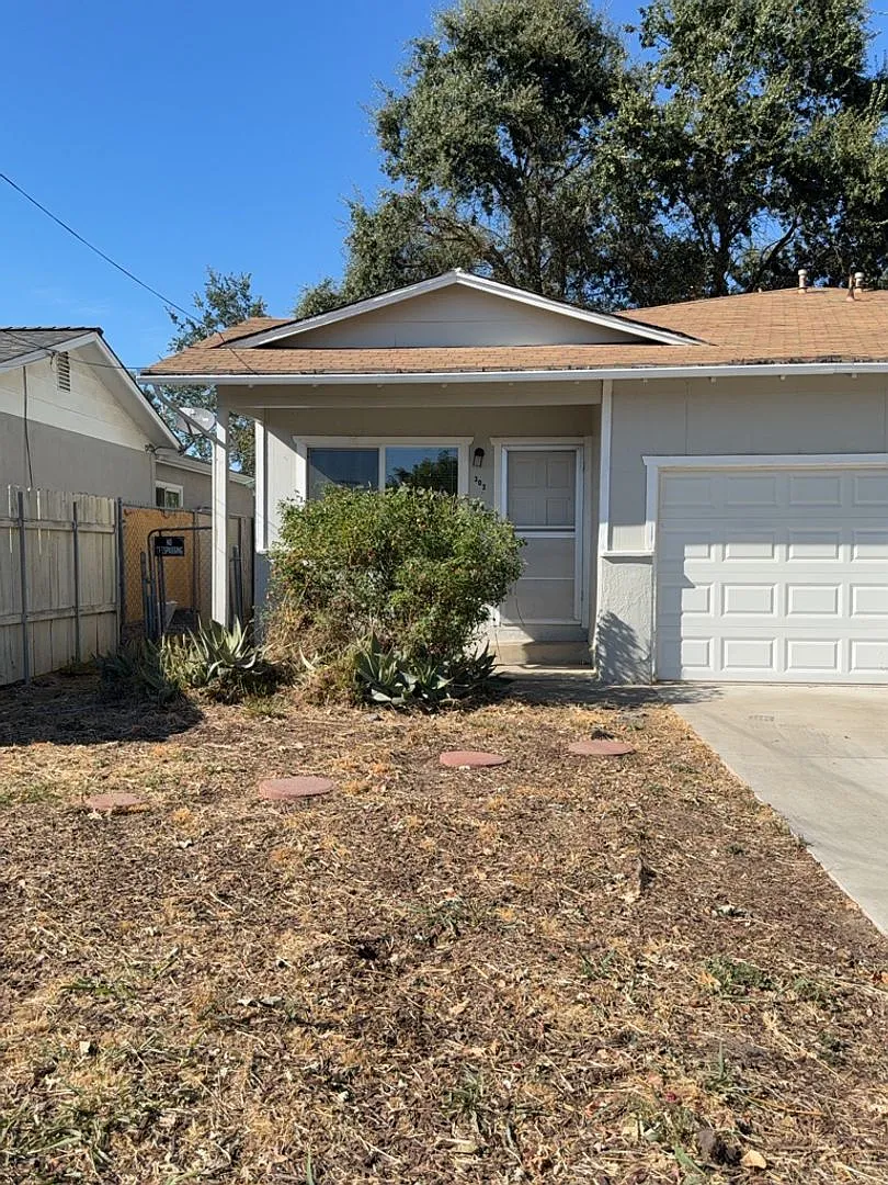 Lakeport 2 Bedroom 1 Bath Duplex — Photo 1