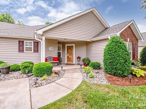 3rd image of 134 Ashwood Ln