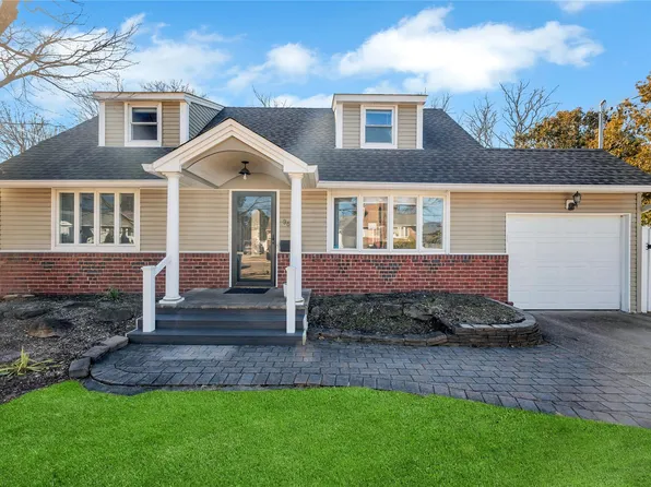 36 W Chestnut Street, Farmingdale, NY 11735