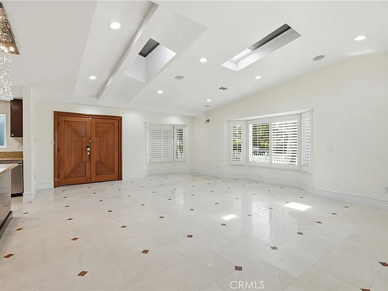 926 N Rowell Ave — Photo 5