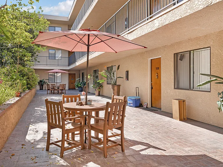 Corinth Avenue Apartments — Photo 10