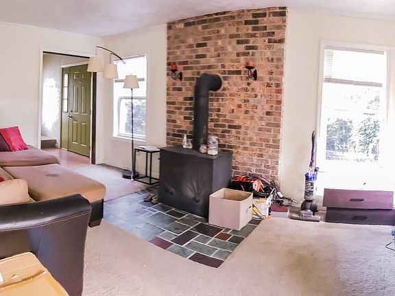 Living room (18.5' _ 11.5')