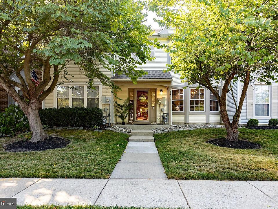 1st image of 82 Beacon Pl