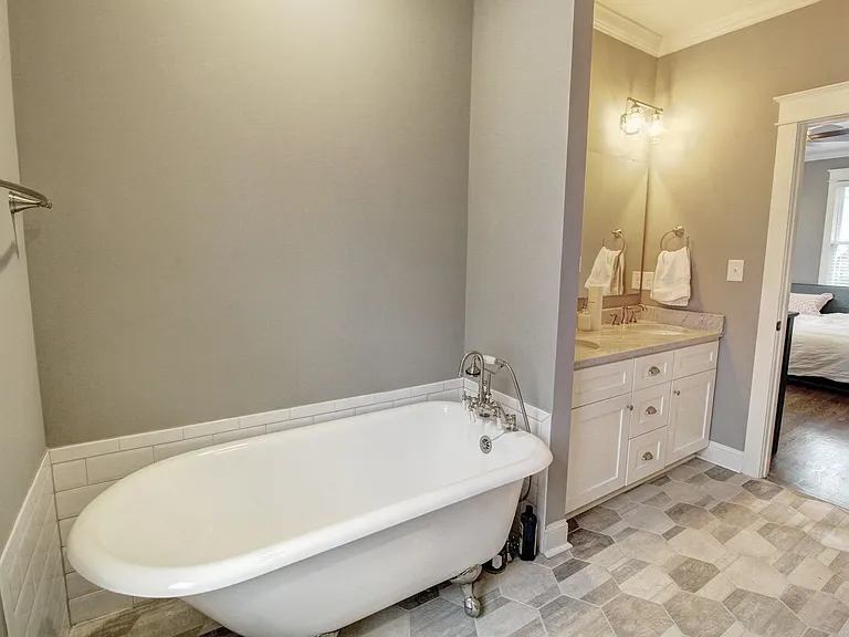 223 Elizabeth St — Photo 20