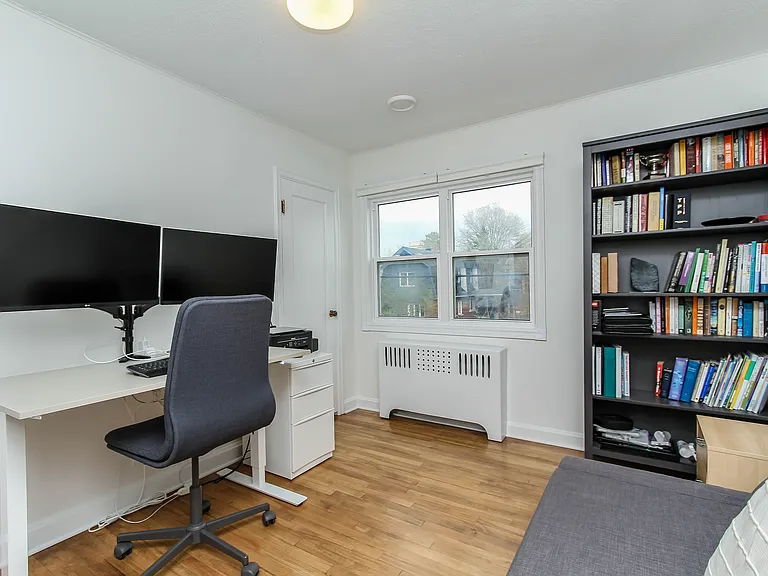 220 Cowley Ave — Photo 27