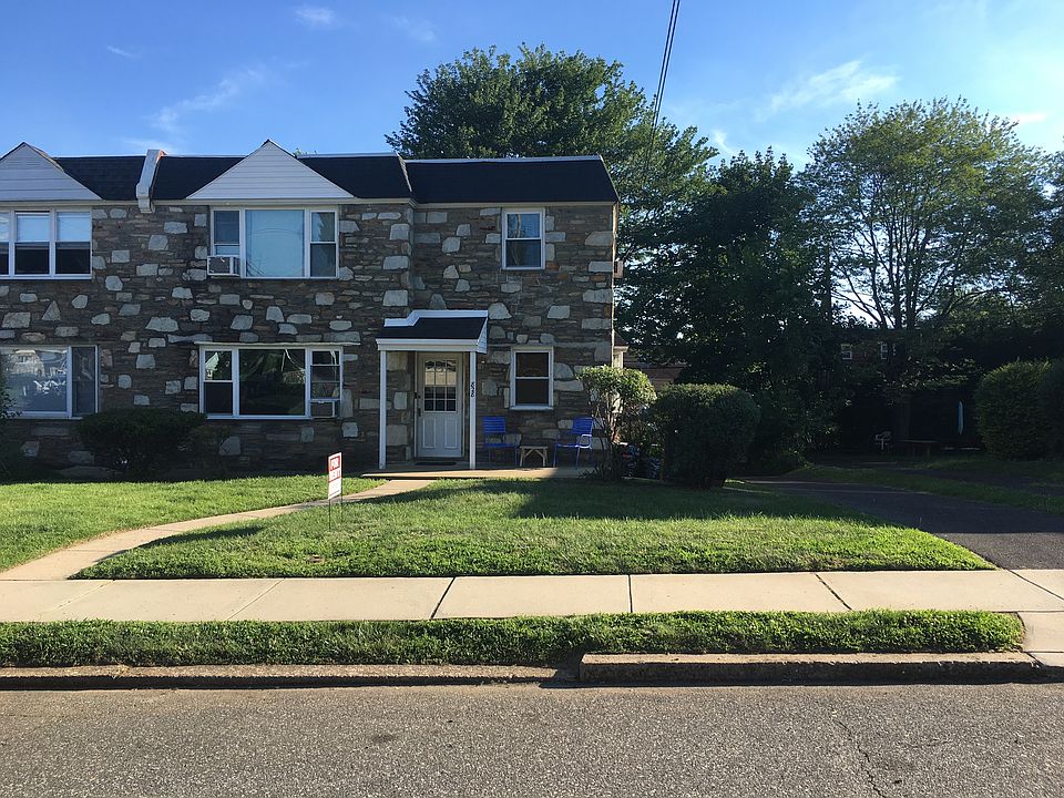 2nd image of 828 Emerson St
