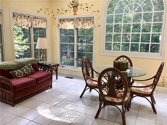 5th image of 144 Maplevue Dr