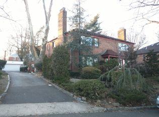 1 Linden St #2, Great Neck, NY
