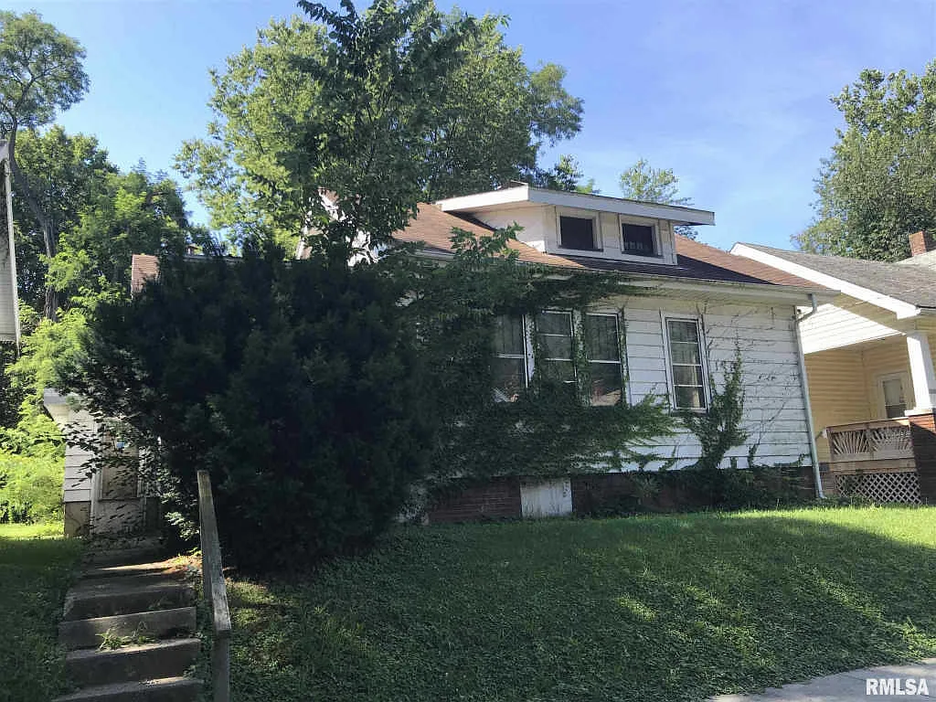 1028 E Behrends Ave photo 1