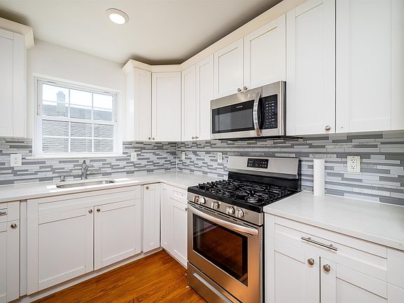2nd image of 44 W 50th St