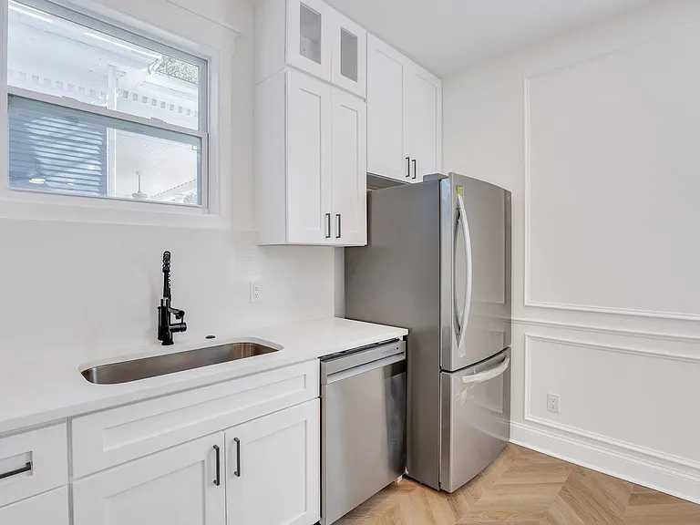 912 E Henry St — Photo 12