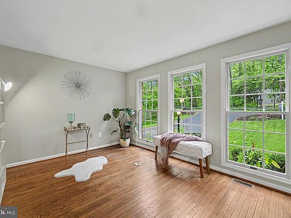 5th image of 8033 Crest Rd