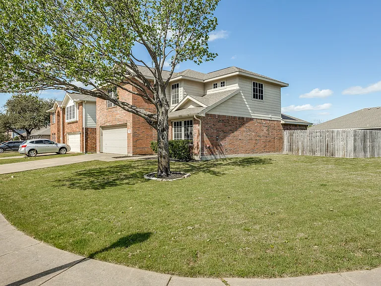 404 Oxford Dr — Photo 3