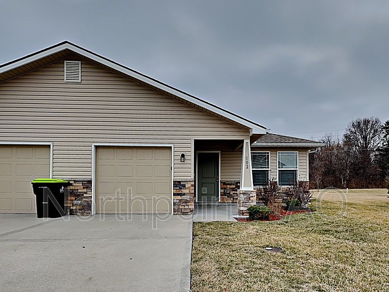 1st image of 102 SW Marigold St