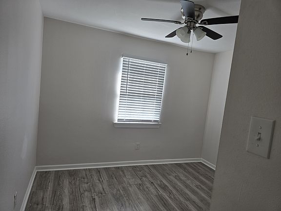 3rd image of 900 W Krueger Ln