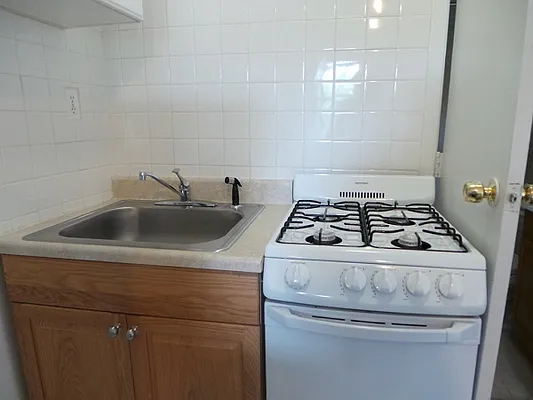 Rented by Perry Associates NYC Inc | media 34