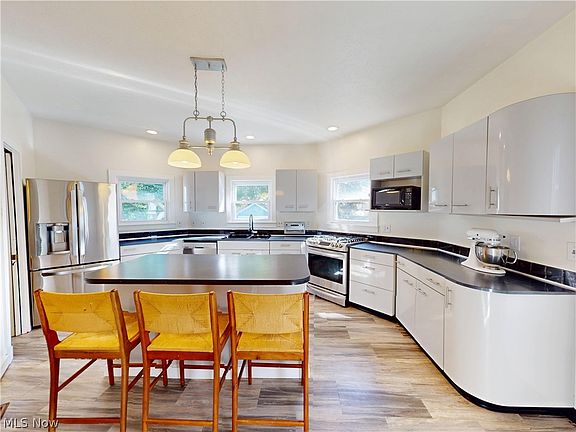 4th image of 27 Mayfield Ave