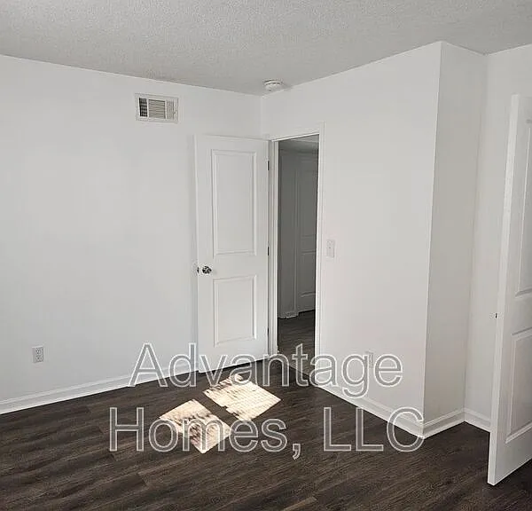702 N 70th St — Photo 22