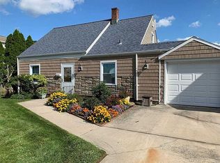 31 Primrose Ln, Levittown, NY 11756