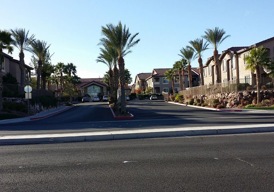 Entrance to gated Mission Hills