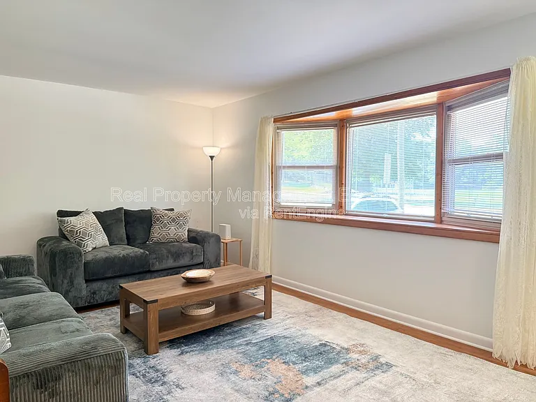 120 E Rowan St — Photo 4