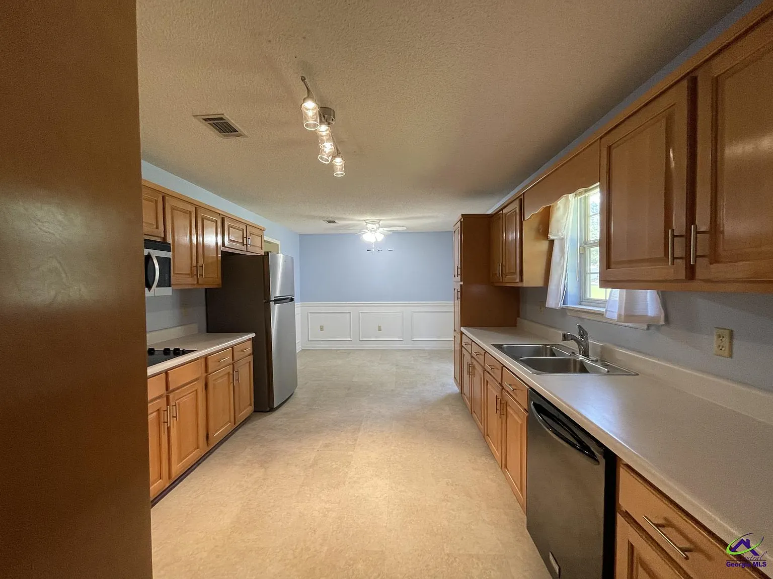 3 bed, 2.0 bath, 1512 sqft, $1,850 — Photo 3