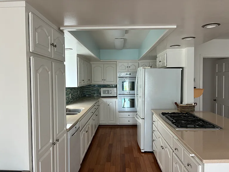 217 Avenue E — Photo 3
