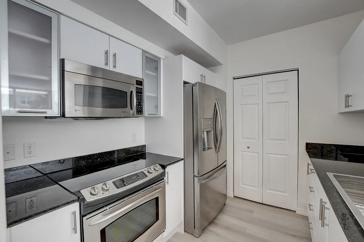 Building Photo - 700 E Boynton Beach Blvd #403