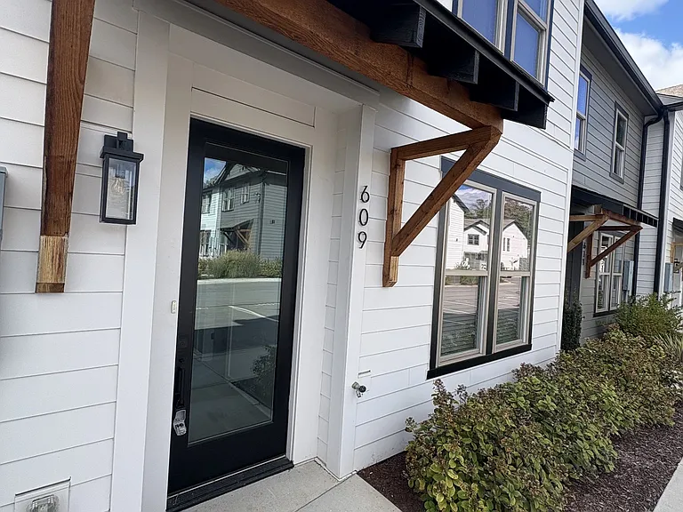620 Wallace Ct — Photo 1