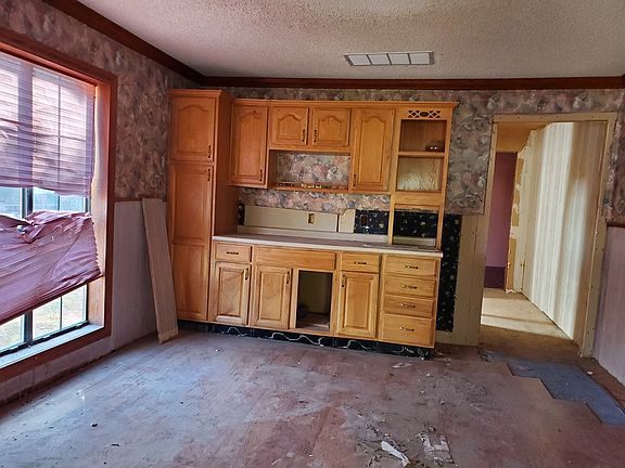 5th image of 411 W Avenue H