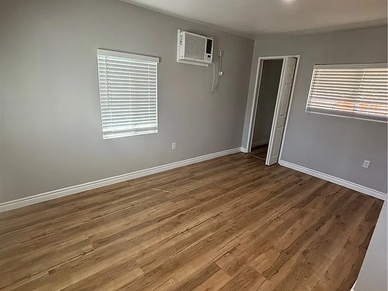 11405 Walnut St — Photo 4