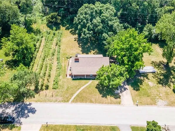11227 E Thompson St, Sugar Creek, MO 64054