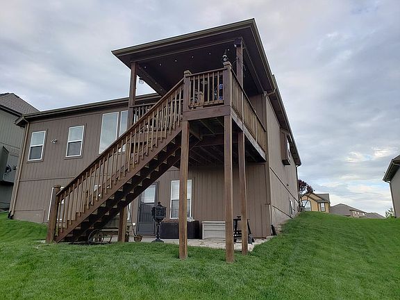 Covered upper deck and lowerpatio