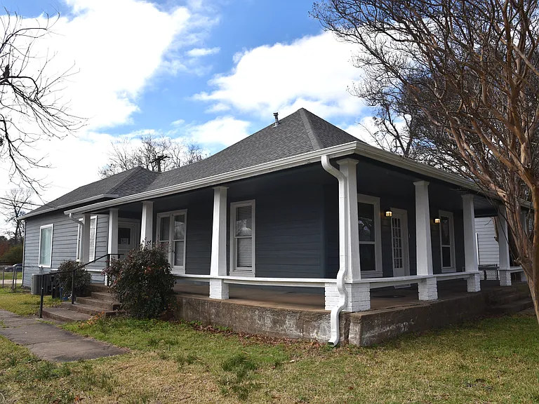 900 W Chestnut St — Photo 2