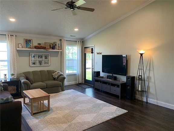 3rd image of 1724 Creekside Dr