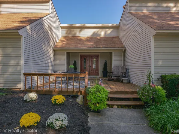 2411 Wixom Trl N, Milford, MI 48381