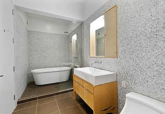 4th image of 2728 Thomson Ave Unit 332