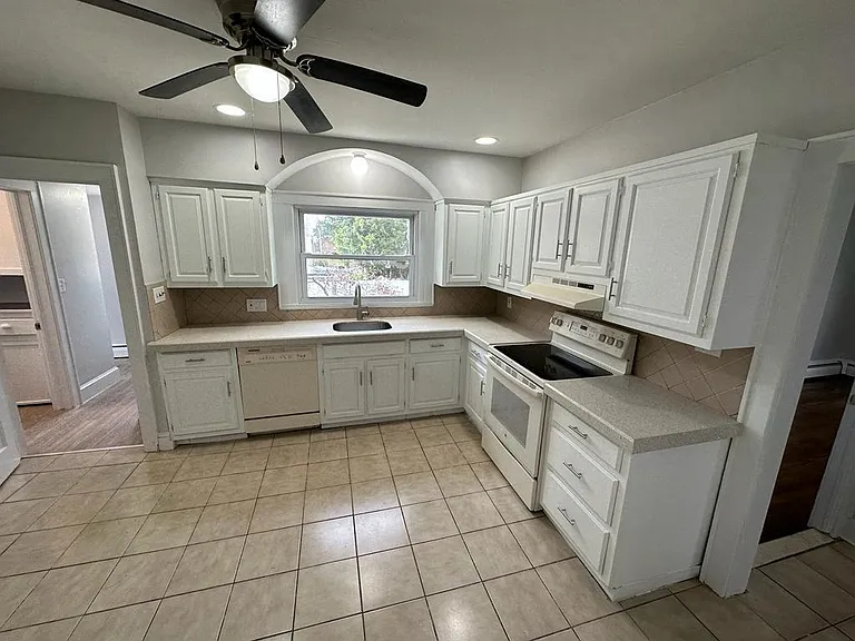 1114 Old Freehold Rd — Photo 8