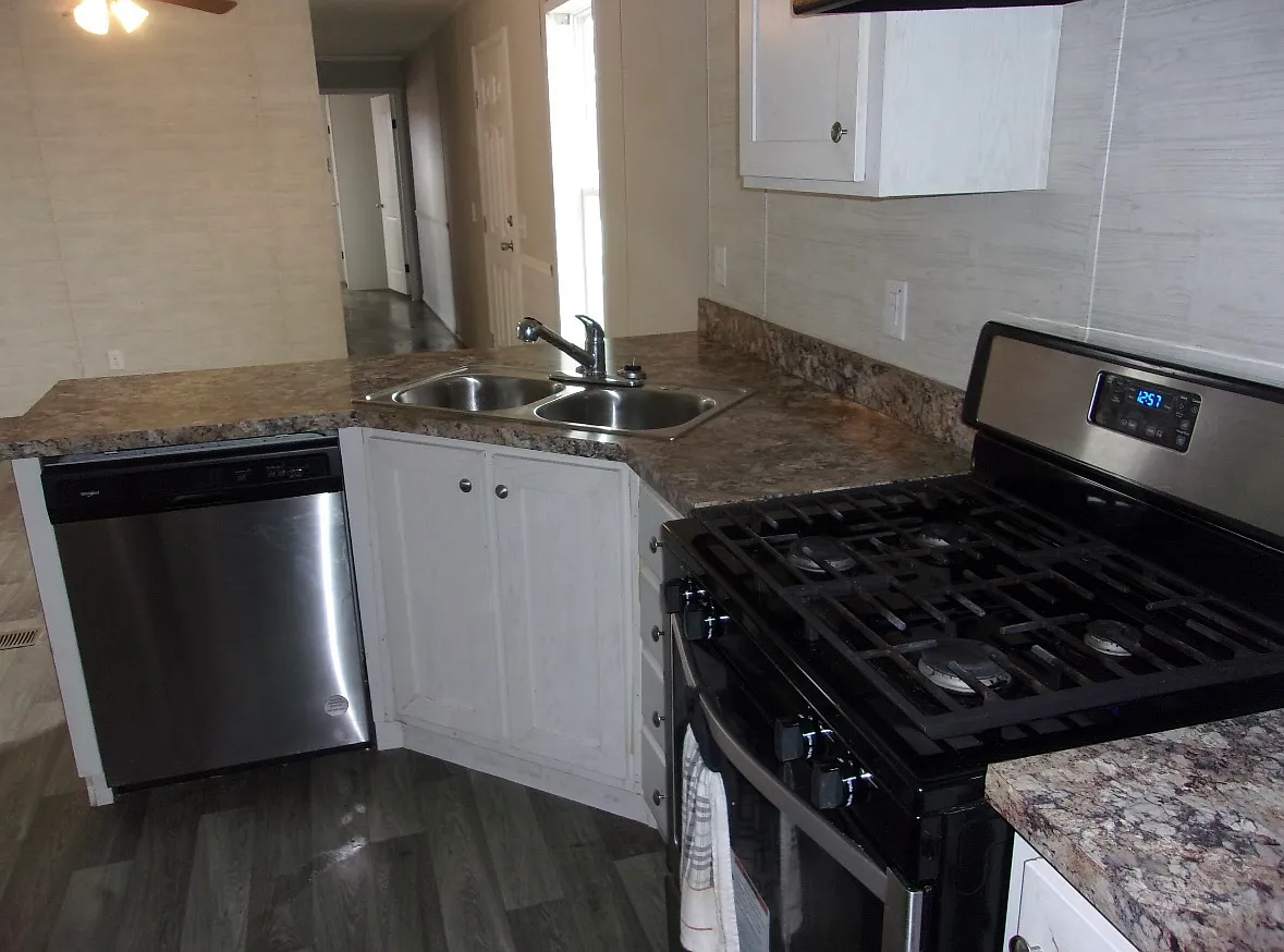 3 bed, 900 sqft, $975 — Photo 3