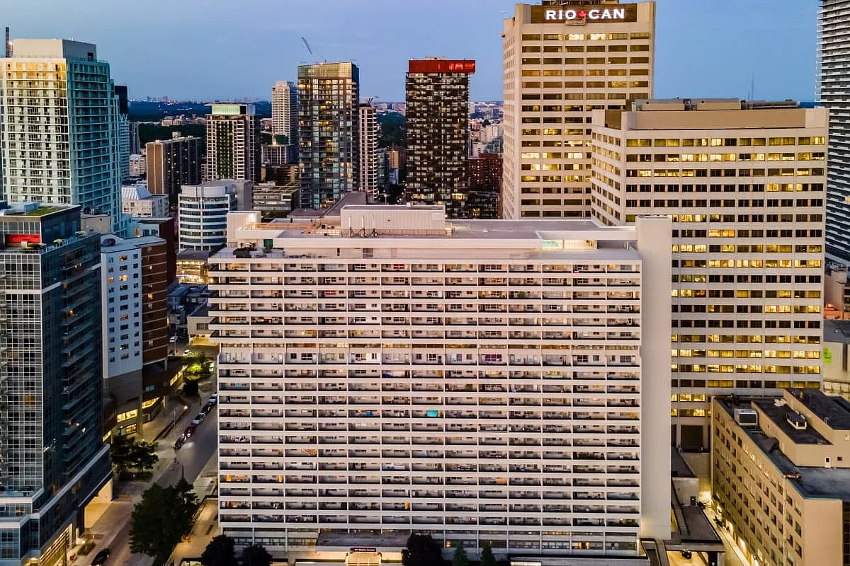 Yonge Eglinton Apartments Duplex — Photo 3